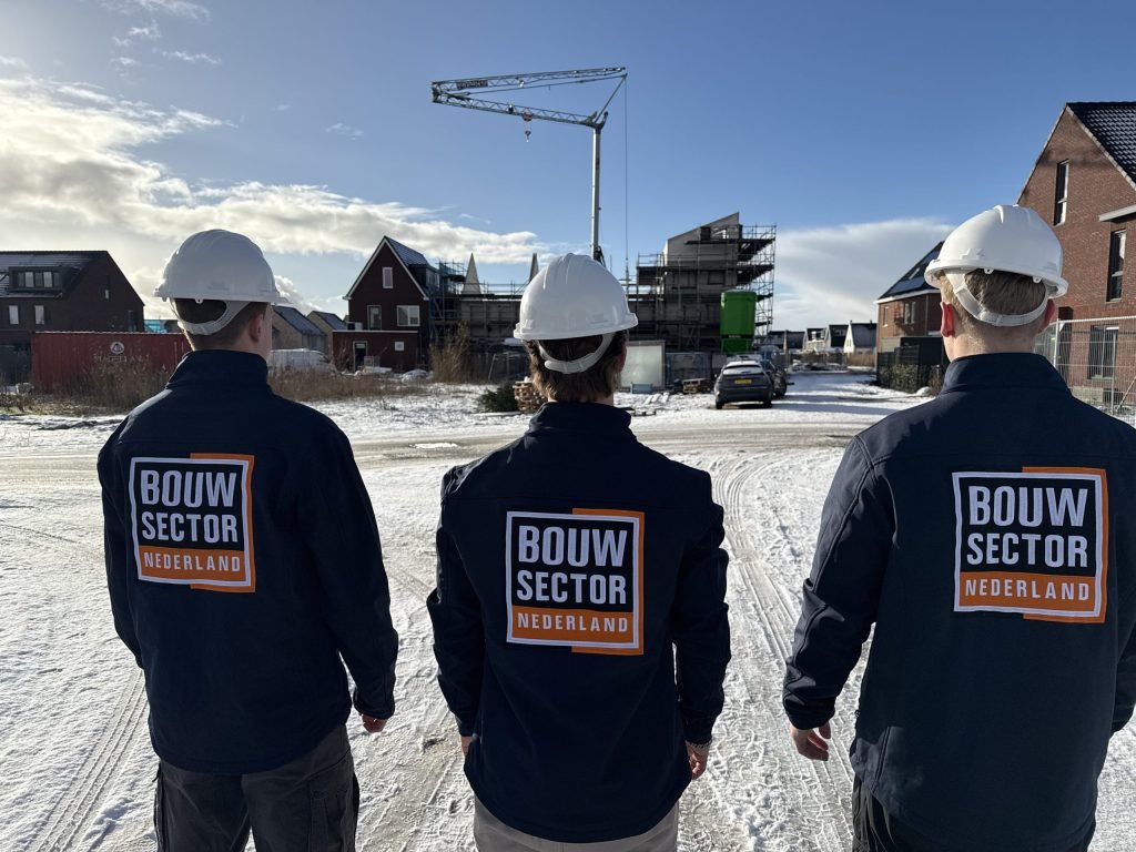 Drie vakmensen van Bouwsector Nederland kijken naar nieuwbouwwoningen in aanbouw